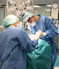 Пластический хирург Валерий Стайсупов оперирует