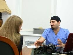 Пластический хирург Соломон Абрамян с пациенткой