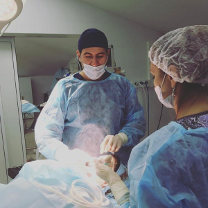 Пластический хирург Соломон Абрамян оперирует