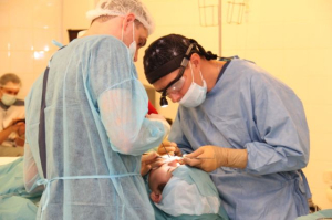 Пластический  хирург  Денис Агапов в операционной