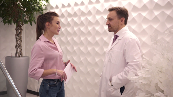 Пластический хирург Александр Грудько с пациенткой