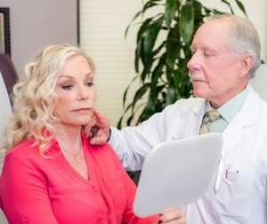 Пластический хирург и пациент